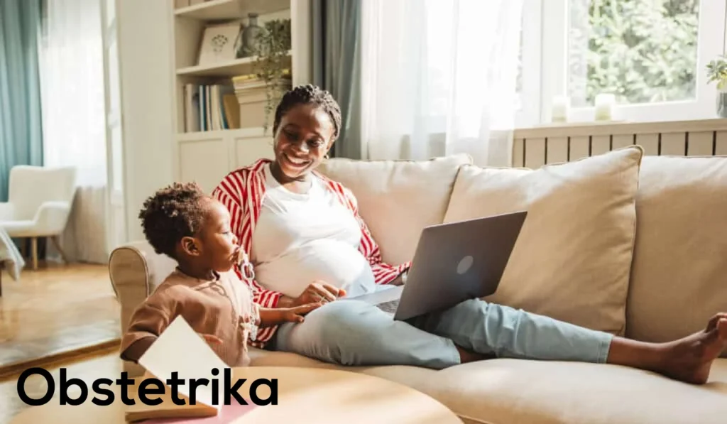 Obstetrika pregnancy portal – smiling pregnant mother and child using laptop together