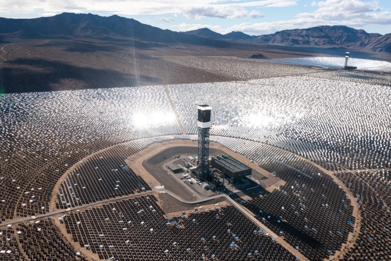 Concentrated solar thermal plant demonstrating high solar thermal efficiency